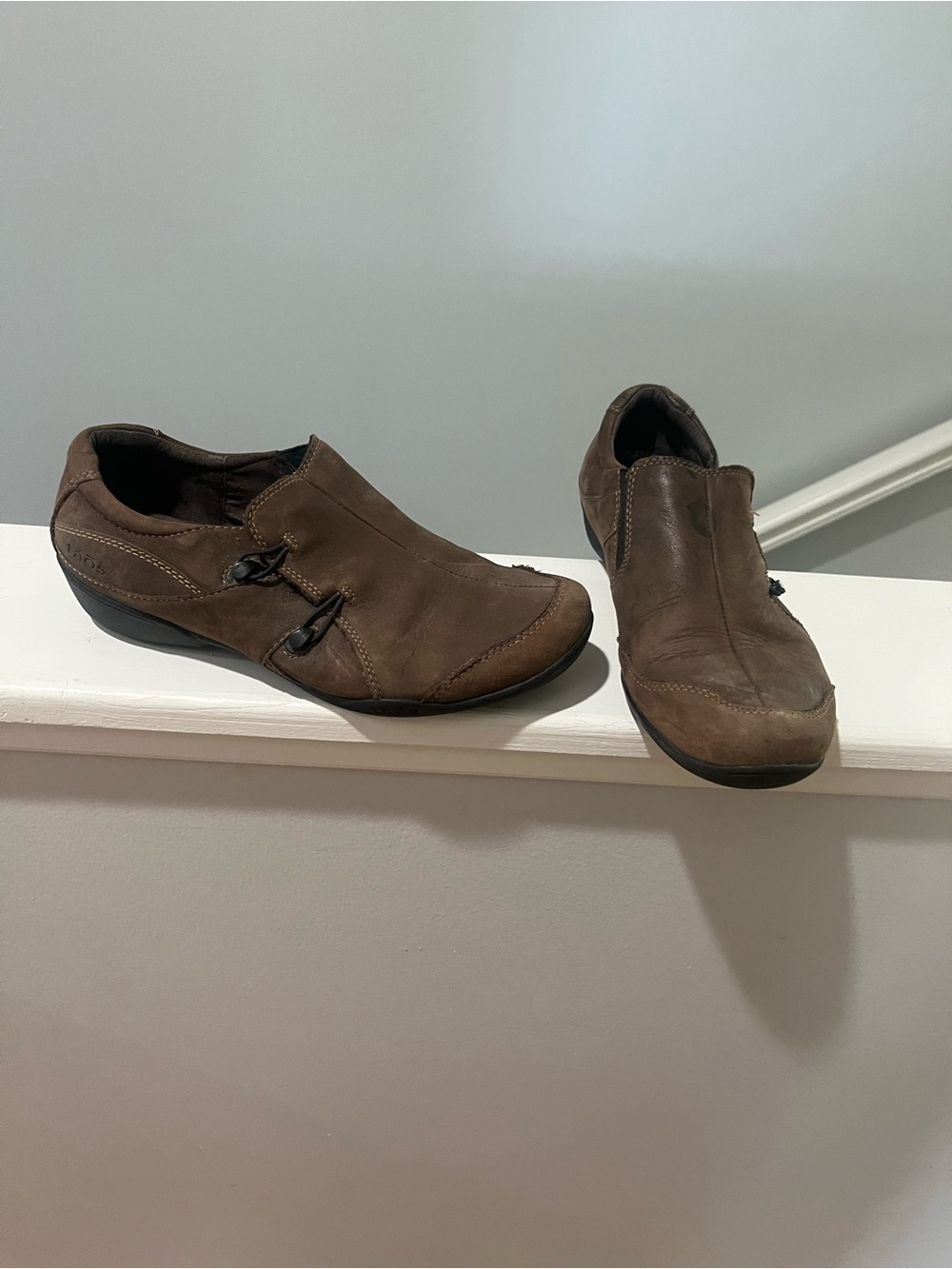 Taos Bungie Jump Brown Leather Clogs Flats Women's 8